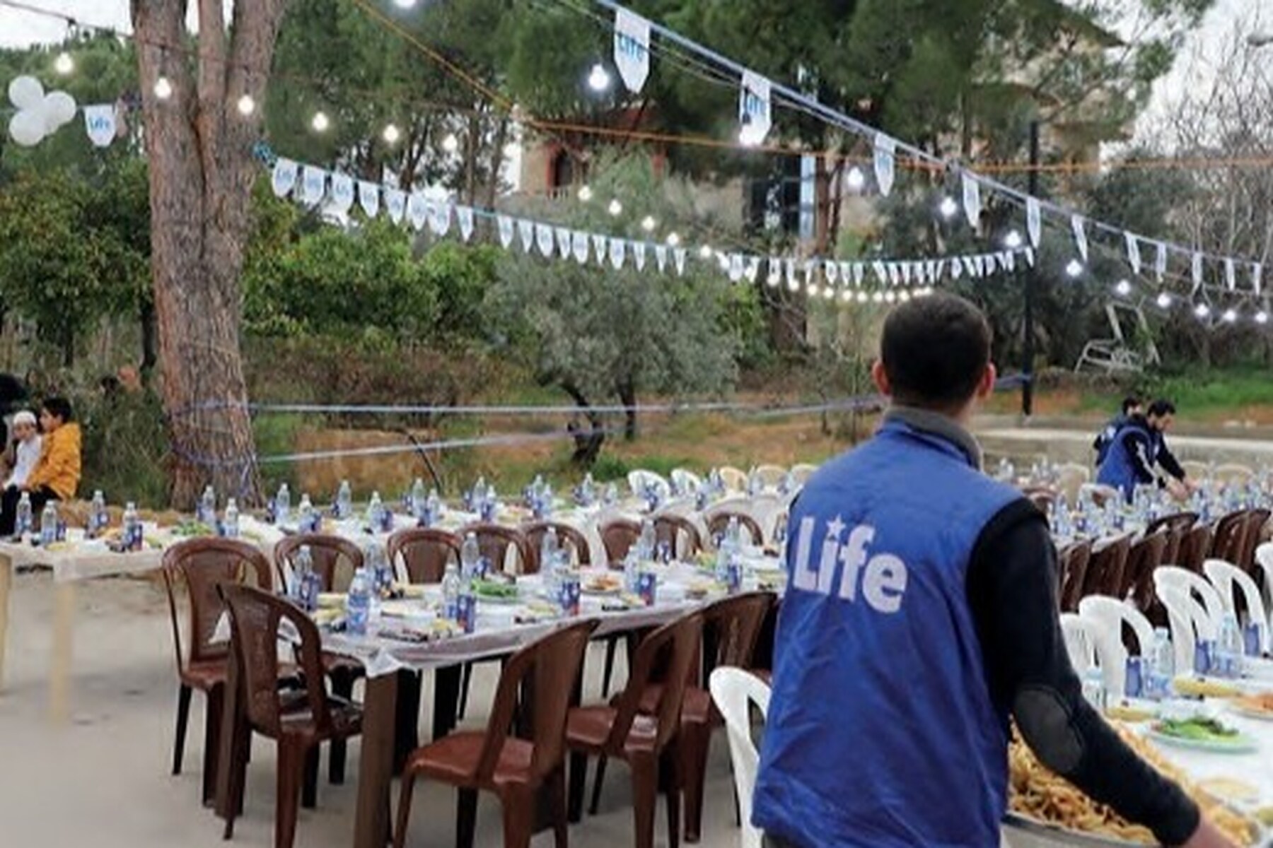 Voluntário da Life preparando mesas para iftar coletivo ao ar livre no Líbano